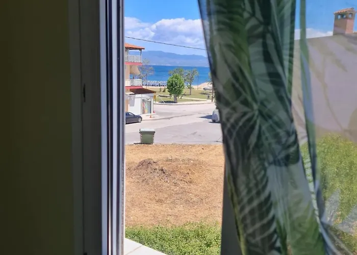 Beachfront Cozy House , 1 Min Walk To , Ac & Fast Wifi Nea Moudania