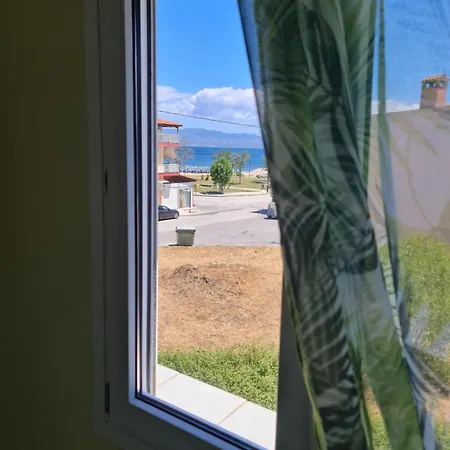 Beachfront Cozy House , 1 Min Walk To , Ac & Fast Wifi Nea Moudania
