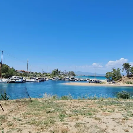 Beachfront Cozy House , 1 Min Walk To , Ac & Fast Wifi * Nea Moudania